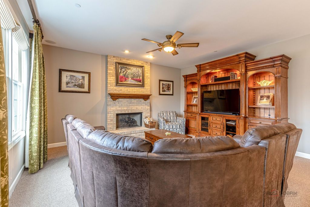 Image 15 of property listing at 231 Cater Lane, Libertyville, IL 60048