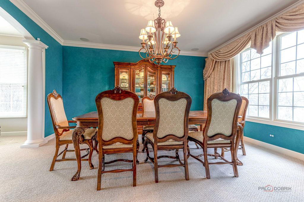 Image 6 of property listing at 231 Cater Lane, Libertyville, IL 60048