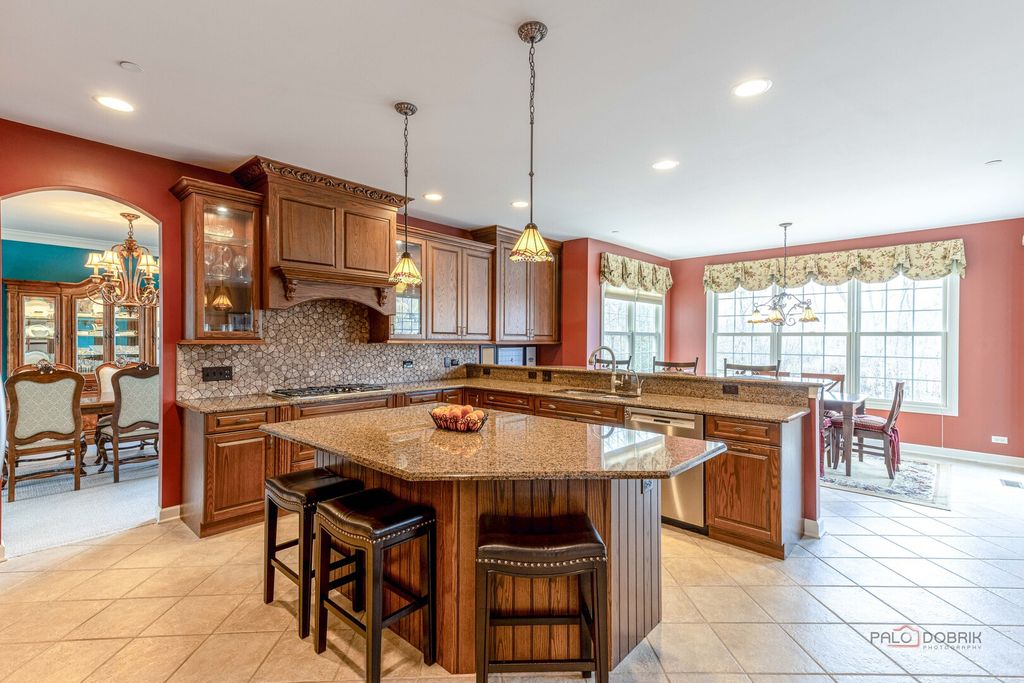 Image 9 of property listing at 231 Cater Lane, Libertyville, IL 60048