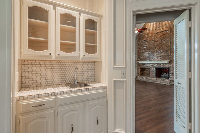 2002 Diamond Oaks Drive, Garland, TX 75044