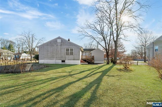 60 White Oak Road, Par-troy Hills Twp., NJ 07054