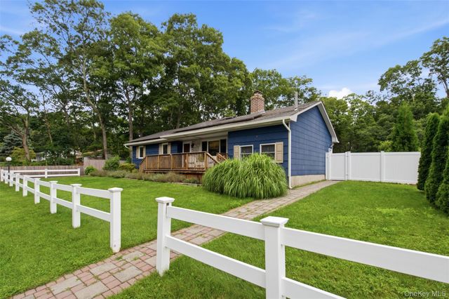 7 Tupelo Street, Manorville, NY 11949