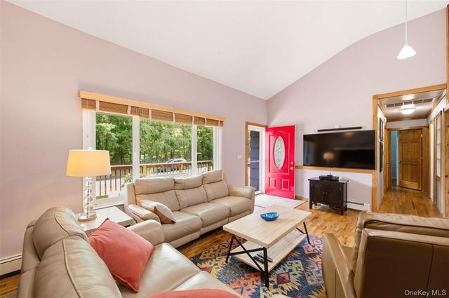 7 Tupelo Street, Manorville, NY 11949