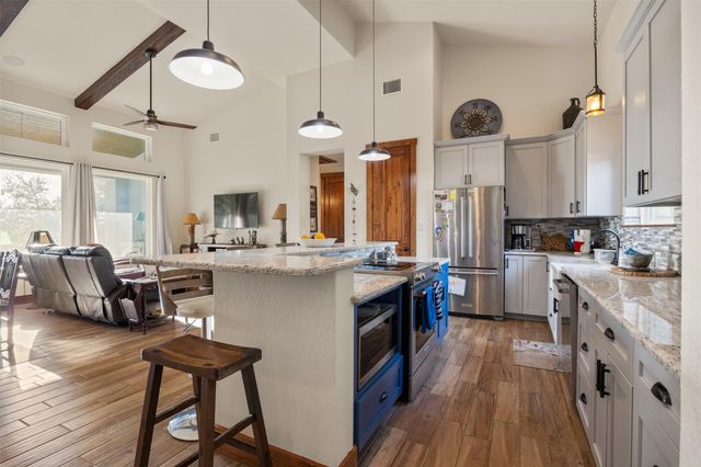 102 Leach LN, Wimberley, TX 78676