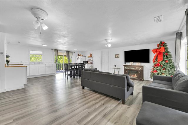 832 Madison 8965 Street, Huntsville, AR 72740