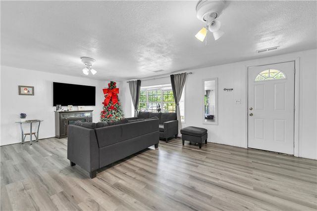 832 Madison 8965 Street, Huntsville, AR 72740