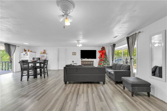 832 Madison 8965 Street, Huntsville, AR 72740