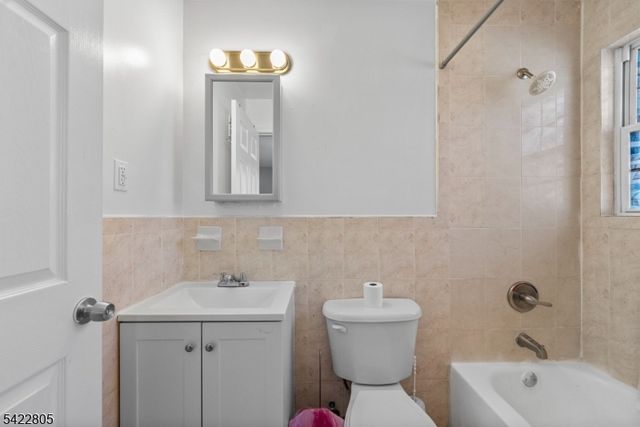 128 Leslie St, Newark City, NJ 07112