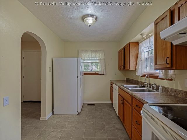 3939 39th Street E, Nitro, WV 25143