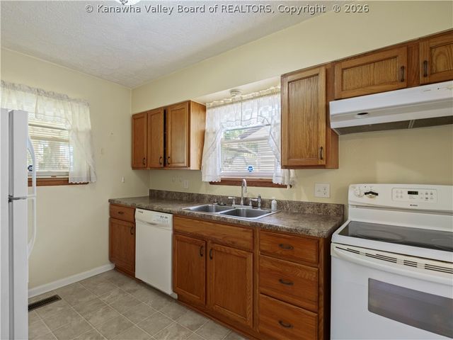 3939 39th Street E, Nitro, WV 25143