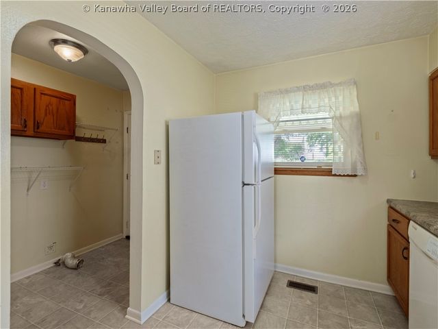 3939 39th Street E, Nitro, WV 25143