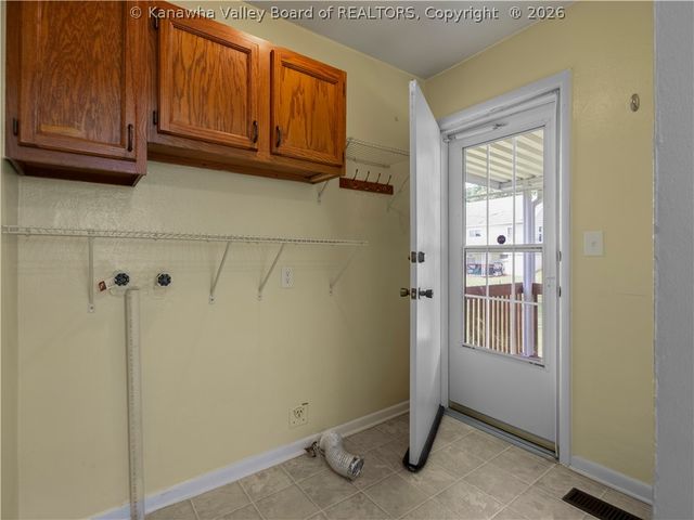 3939 39th Street E, Nitro, WV 25143