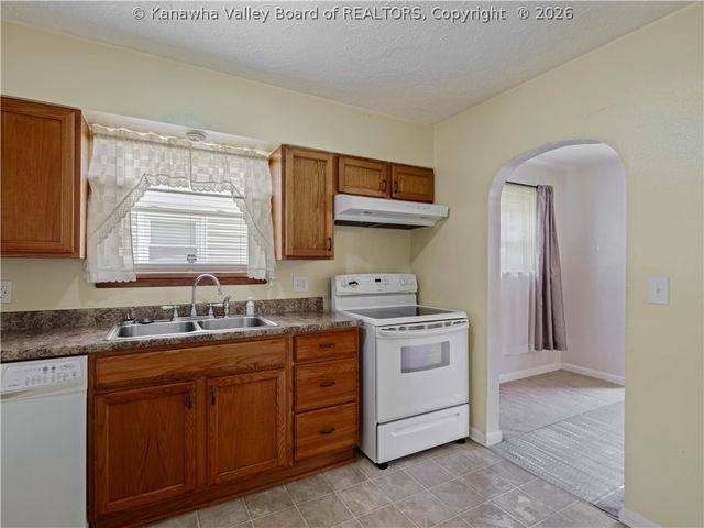 3939 39th Street E, Nitro, WV 25143