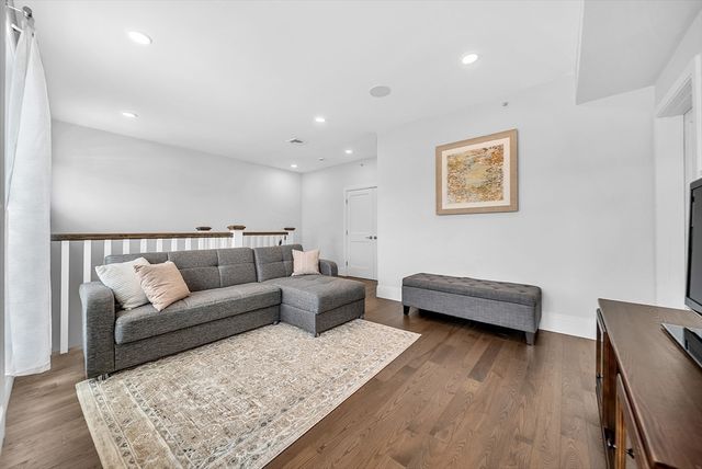 10 Sydney St 7, Boston, MA 02125