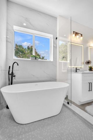 9732 NW 32nd St, Doral, FL 33172