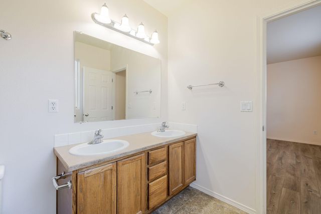 1263 NE 4th Street, Redmond, OR 97756