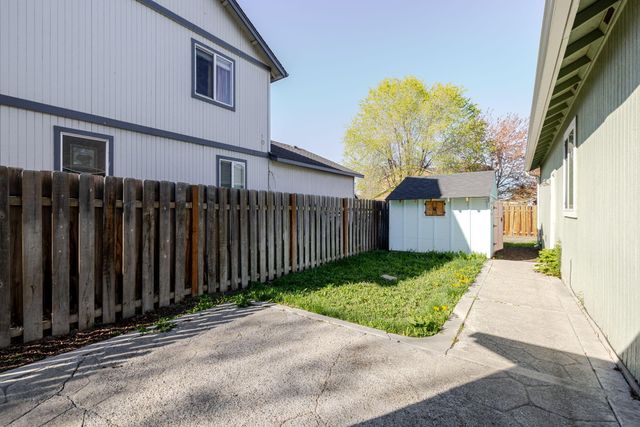 1263 NE 4th Street, Redmond, OR 97756