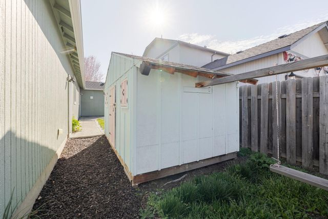 1263 NE 4th Street, Redmond, OR 97756