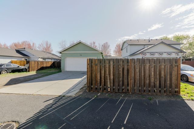 1263 NE 4th Street, Redmond, OR 97756