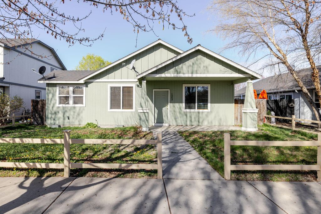 1263 NE 4th Street, Redmond, OR 97756