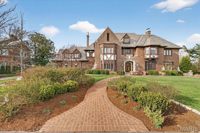 66 Lake Forest Drive, St Louis, MO 63117