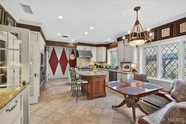 66 Lake Forest Drive, St Louis, MO 63117