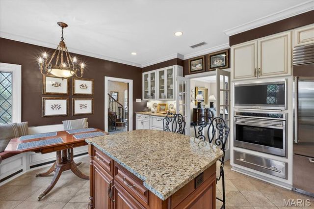 66 Lake Forest Drive, St Louis, MO 63117