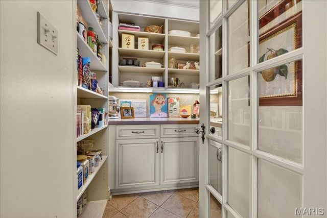 66 Lake Forest Drive, St Louis, MO 63117