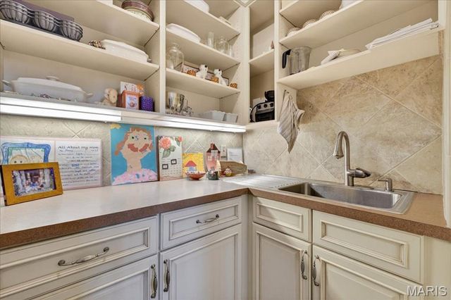 66 Lake Forest Drive, St Louis, MO 63117