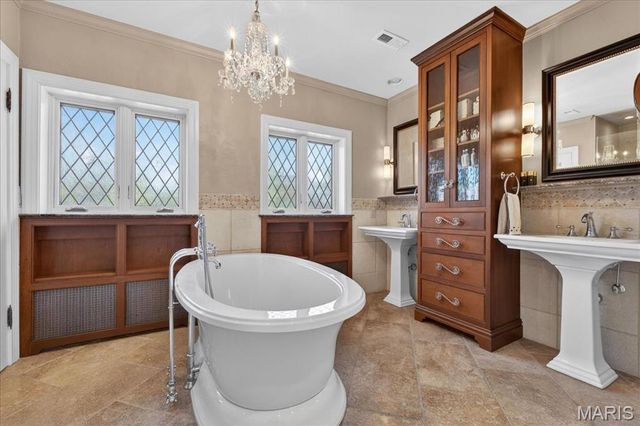 66 Lake Forest Drive, St Louis, MO 63117