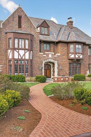 66 Lake Forest Drive, St Louis, MO 63117