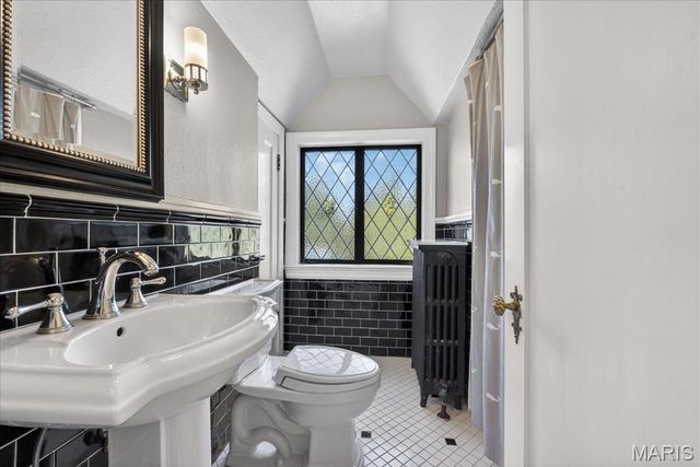 66 Lake Forest Drive, St Louis, MO 63117