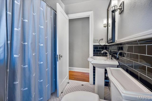 66 Lake Forest Drive, St Louis, MO 63117