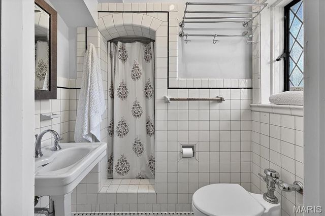 66 Lake Forest Drive, St Louis, MO 63117