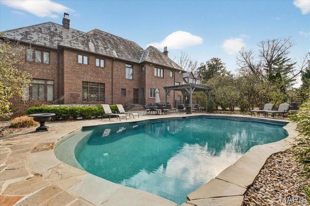 66 Lake Forest Drive, St Louis, MO 63117