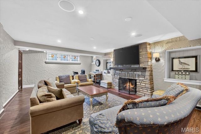 66 Lake Forest Drive, St Louis, MO 63117