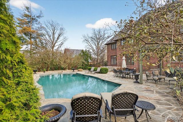 66 Lake Forest Drive, St Louis, MO 63117