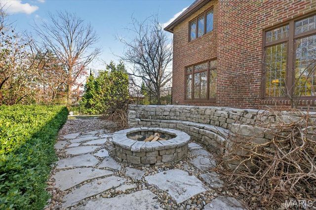 66 Lake Forest Drive, St Louis, MO 63117