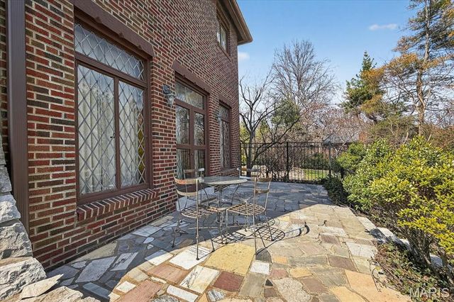 66 Lake Forest Drive, St Louis, MO 63117