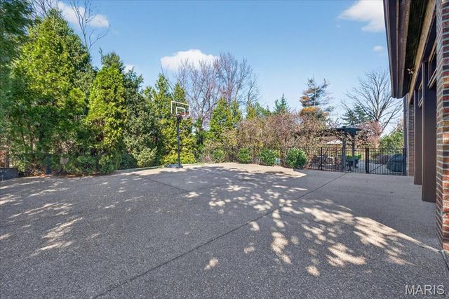 66 Lake Forest Drive, St Louis, MO 63117