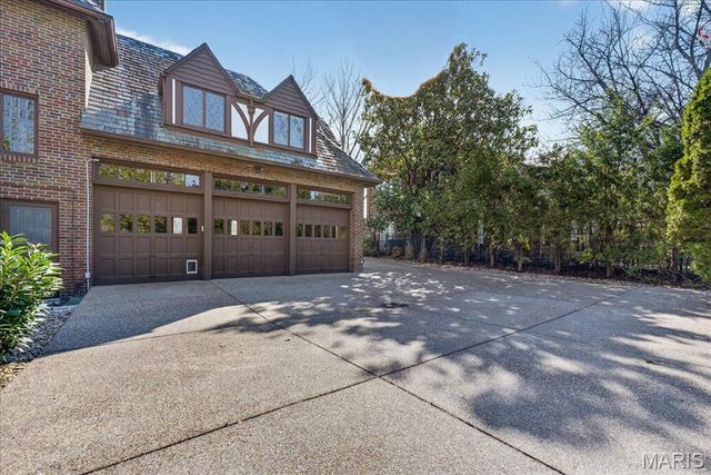 66 Lake Forest Drive, St Louis, MO 63117