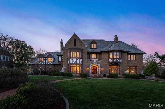 66 Lake Forest Drive, St Louis, MO 63117