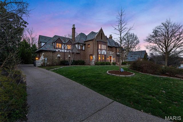 66 Lake Forest Drive, St Louis, MO 63117