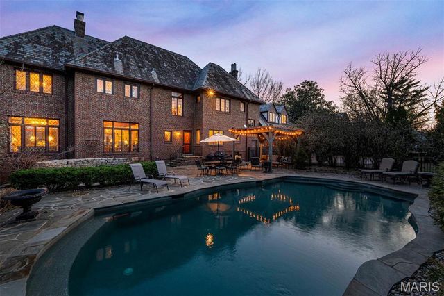 66 Lake Forest Drive, St Louis, MO 63117