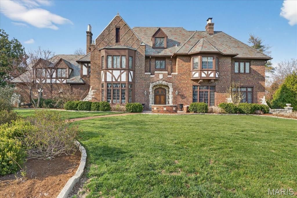 66 Lake Forest Drive, St Louis, MO 63117