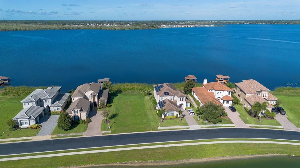 Image 12 of property listing at 366 ADAMS VIEW LANE, Auburndale, FL 33823