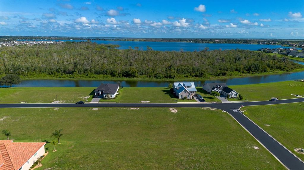 Image 15 of property listing at 366 ADAMS VIEW LANE, Auburndale, FL 33823