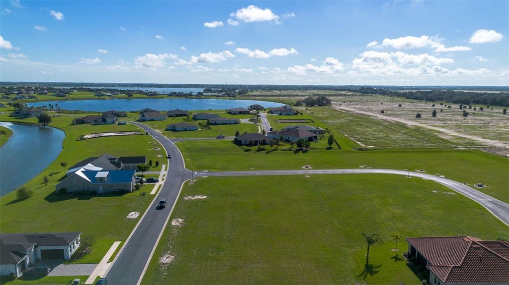 Image 17 of property listing at 366 ADAMS VIEW LANE, Auburndale, FL 33823