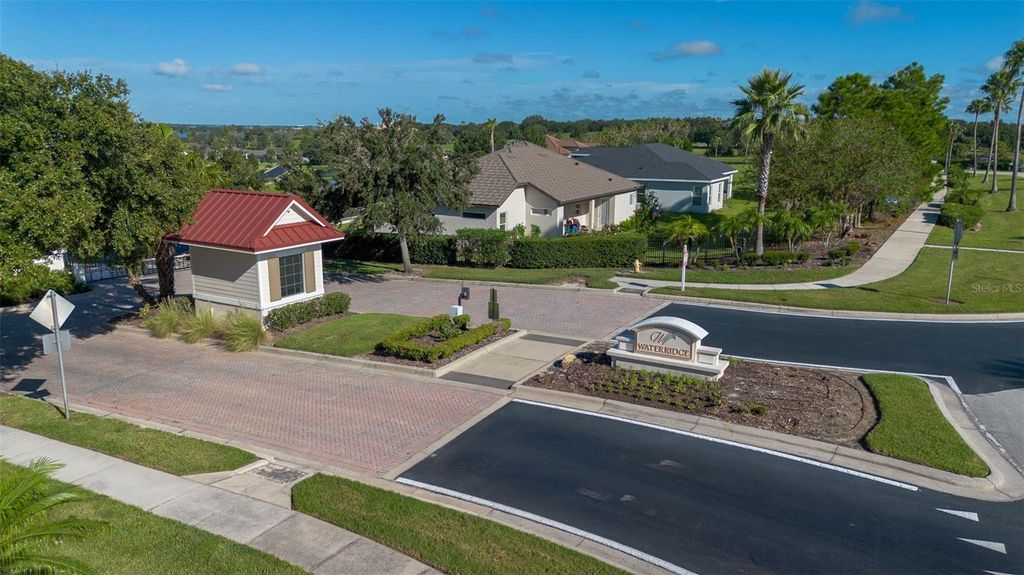 Image 6 of property listing at 366 ADAMS VIEW LANE, Auburndale, FL 33823