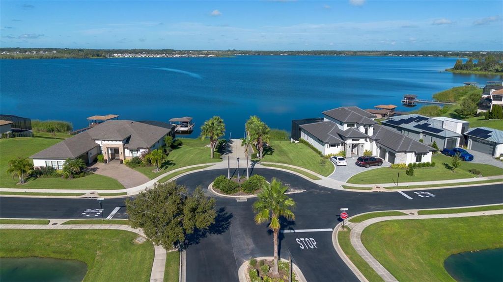 Image 10 of property listing at 366 ADAMS VIEW LANE, Auburndale, FL 33823